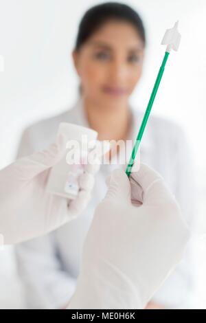 Doctor holding frottis cervical de l'équipement. Banque D'Images