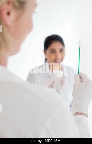 Doctor holding frottis cervical de l'équipement. Banque D'Images