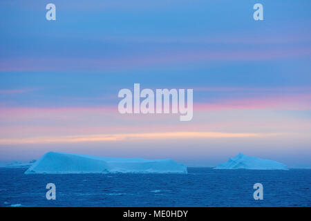 Les icebergs en Antarctique Sound au lever du soleil à la péninsule Antarctique, l'Antarctique Banque D'Images