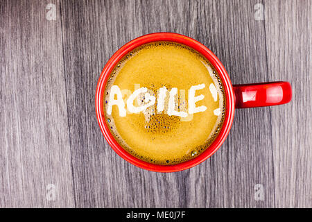 La main conceptuel montrant Motivation Agile Appel. Photo d'élaborer un texte technique d'agilité modifier en rouge tasse café écrite Banque D'Images