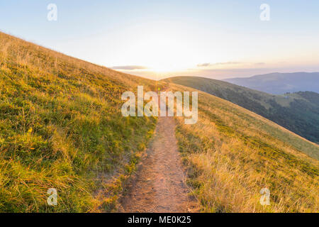 Parcours dans les Vosges sur le Hohneck à Stosswihr avec le soleil du matin sur le flanc de la montagne dans le Haut-Rhin, France Banque D'Images