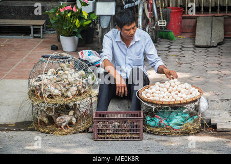 Vendeur d'oeufs de canard et dans le vieux quartier, Hanoi, Hanoi, Vietnam Banque D'Images