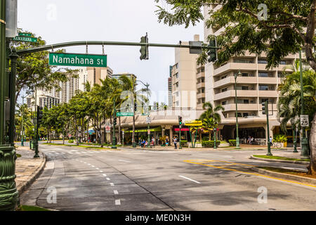 L'Ouest vue vers le bas de l'Avenue Kuhio à l'intersection avec la rue Namahana à Waikiki, Honolulu, Oahu, Hawaii, United States of America Banque D'Images
