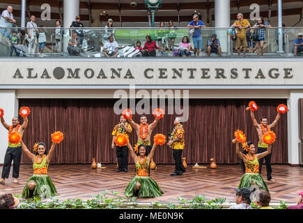 Danseurs Hula shoppers divertissant au centre commercial Ala Mona's stage à Waikiki, Honolulu, Oahu, Hawaii, United States of America Banque D'Images