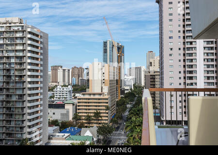 L'Ouest vue vers le bas de l'Avenue Kuhio à partir d'un balcon de l'hôtel à Waikiki, Honolulu, Oahu, Hawaii, United States of America Banque D'Images