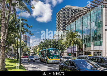 En regardant vers l'ouest le long de l'Avenue Kalakaua à Waikiki, Honolulu, Oahu, Hawaii, United States of America Banque D'Images