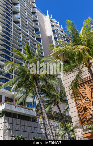 Côté Est de la Trump International Hotel Waikiki vu de Kalia Road à Waikiki, Honolulu, Oahu, Hawaii, United States of America Banque D'Images