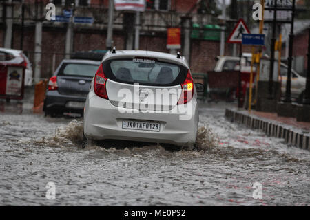 Srinagar, Inde. Apr 20, 2018. Un véhicule se déplace comme il pleut de Srinagar, la capitale d'été du Cachemire indien le 20 avril 2018. Le Département météorologique a signalé que la hausse atteint de la vallée ont reçu une nouvelle vague de neige alors que les pluies ont continué comme intermittent de la vallée en dessous du mercure. expextations Pluies incessantes et des vents violents ont endommagé des vergers et de nombreuses maisons dans le sud et le centre du Cachemire, un journal local a rapporté. Credit : Faisal Khan/Pacific Press/Alamy Live News Banque D'Images