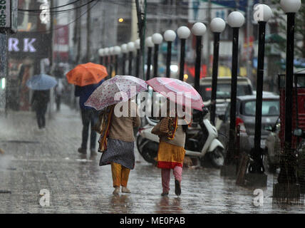 Srinagar, Inde. Apr 20, 2018. Les femmes du Cachemire à pied comme il pleut de Srinagar, la capitale d'été du Cachemire indien le 20 avril 2018. Le Département météorologique a signalé que la hausse atteint de la vallée ont reçu une nouvelle vague de neige alors que les pluies ont continué comme intermittent de la vallée en dessous du mercure. expextations Pluies incessantes et des vents violents ont endommagé des vergers et de nombreuses maisons dans le sud et le centre du Cachemire, un journal local a rapporté. Credit : Faisal Khan/Pacific Press/Alamy Live News Banque D'Images