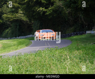 Orange Lamborghini Diablo GT '90 (1990) V12 supercar conduite rapide et course sur piste. Banque D'Images