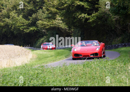 Rouge Ferrari 360 Spider et Dodge Viper rouge sur la voie de course voitures de route Banque D'Images