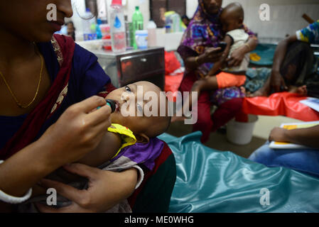 Une mère bangladais Saline nourrir ses enfants qui souffre de diarrhée sont au centre international pour la recherche sur les maladies diarrhéiques, Banglad Banque D'Images