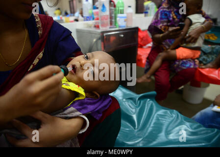 Une mère bangladais Saline nourrir ses enfants qui souffre de diarrhée sont au centre international pour la recherche sur les maladies diarrhéiques, Banglad Banque D'Images