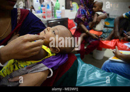 Une mère bangladais Saline nourrir ses enfants qui souffre de diarrhée sont au centre international pour la recherche sur les maladies diarrhéiques, Banglad Banque D'Images