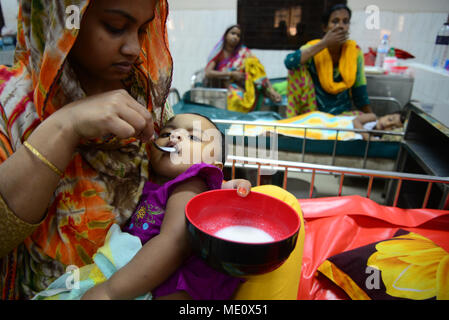 Une mère bangladais Saline nourrir ses enfants qui souffre de diarrhée sont au centre international pour la recherche sur les maladies diarrhéiques, Banglad Banque D'Images