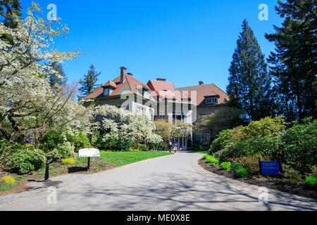 Portland, Oregon, USA - Le 19 avril 2018 : Hôtel Particulier Pittock, vue sur la maison entourée d'arbres du jardin sur une belle journée de printemps ensoleillée, Portl Banque D'Images