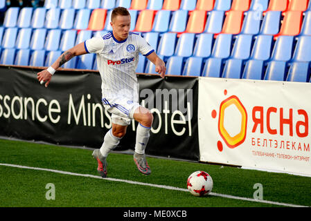 MINSK, BELARUS - 7 avril, 2018 : joueur de foot pendant le match de football Premier League entre Dinamo Minsk et Isloch FC au FC Stade de Minsk Banque D'Images