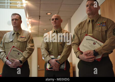 Le Sgt. Matthew Harrison, extrême gauche, Capt Kyle Tucker-Davis et GySgt. William Callen avec leurs prix à l'occasion de la cérémonie de remise des prix pour la commande de formation à l'écriture du général commandant la Base du Corps des Marines à la concurrence Quantice, Virginie, le 14 décembre 2017. Tucker-Davis, Callen et Harrison, a remporté 1er, 2ème et 3ème place, respectivement. Tucker-Davis est un instructeur de combat pour l'école de base. Harrison est un instructeur avec Marine Avaition Formation Support Group-23. Callen est un chef instructeur à l'école de base. Banque D'Images