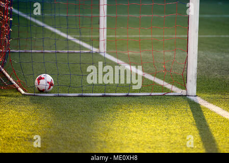MINSK, BELARUS - 7 avril, 2018 : ballon de soccer dans la région de Gates au cours de la Premier League match de football entre le FC Dynamo Minsk et Isloch FC au FC Stade de Minsk Banque D'Images