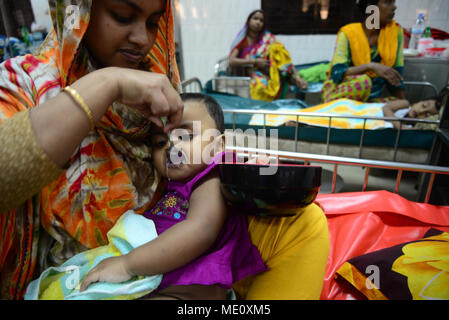 Une mère bangladais Saline nourrir ses enfants qui souffre de diarrhée sont au centre international pour la recherche sur les maladies diarrhéiques, Banglad Banque D'Images