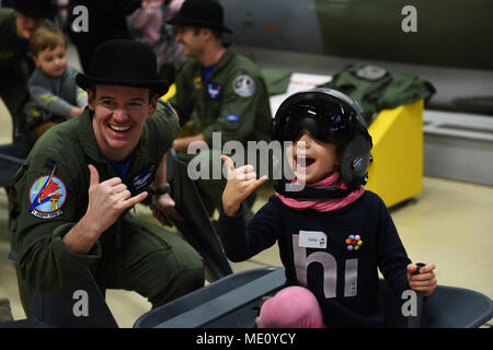 Le 492nd Fighter Squadron est une unité de la United States Air Force affectée à la 48th Fighter Wing à la Royal Air Force Lakenheath, en Angleterre. Le 16 décembre, un enfant porte un casque de vol alors qu'il pose avec un aviateur pendant la fête de Noël de Duxford à l'Imperial War Museum Duxford. L'image d'archives documente les activités d'engagement communautaire impliquant le personnel de la RAF Lakenheath. Banque D'Images