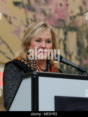 Oklahoma Gouverneur Mary Fallin parle au cours de la cérémonie de passation de commandement tenue au Centre de Réserve des Forces armées de Norman de Norman, Oklahoma, le 9 décembre 2017. (U.S. La Garde nationale de l'armée photo par Kendall James.) Banque D'Images