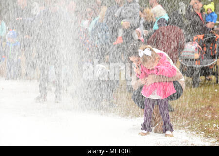 Frosty Fest participants jouer dans la neige comme il tombe au sol à Shaw Air Force Base, L.C. (Décembre 17, 2017. Le 20e Escadron de soutien de la Force avait pour but de mieux adapter les services et les membres des familles pendant la saison de vacances. (U.S. Air Force photo par un membre de la 1re classe Kathryn R.C. Reaves) Banque D'Images