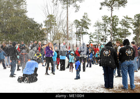 Les membres de l'équipe de Shaw jouer dans la neige au cours de Frosty Fest à Shaw Air Force Base, L.C. (Décembre 17, 2017. Le 20e Escadron de soutien de la Force aérienne ont donné environ 60 tonnes de neige pour les invités à jouer dans la famille au cours de la célébration de l'hiver. (U.S. Air Force photo par un membre de la 1re classe Kathryn R.C. Reaves) Banque D'Images