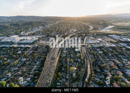 La fin de l'après-midi vue aérienne de Ventura autoroute 101 près de Sepulveda Blvd dans la vallée de San Fernando de Los Angeles, Californie. Banque D'Images