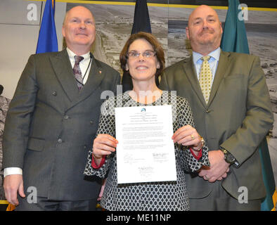 Melanie Johnson, adjoint du commandant de la commande de munitions, affiche le programme d'Opportunités de Carrière protocole d'accord après une cérémonie de signature tenue au Quartier général du Commandement de soutien de l'armée, l'arsenal de Rock Island, Illinois, le 14 décembre. La rejoindre sont Michael Hutchison, adjoint au commandant de l'armée, le Commandement de soutien (à gauche) et Jay Carr, directeur exécutif, de l'Armée de la passation de commandement - Rock Island. (Photo par Galien Putnam, Affaires publiques du Commandement de soutien de l'armée) Banque D'Images