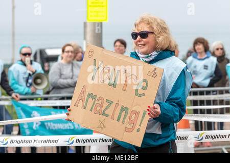 Brighton, Sussex, Royaume-Uni ; 15 avril 2018 ; encourage les bénévoles coureurs dans le Brighton course de 10K avec un message écrit sur un signe fait maison Banque D'Images