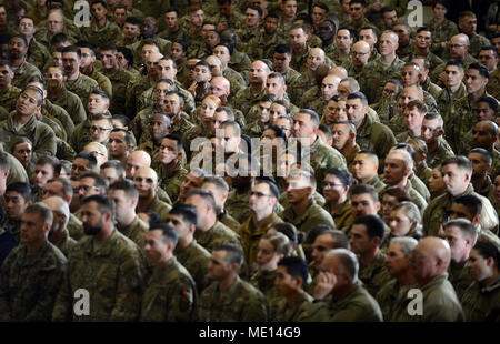 Vice-président de l'United States Mike Pence visites service américain membres et parle sur la stratégie en Afghanistan, le 21 décembre 2017 à Bagram Airfield. Après un discours de 40 minutes, Pence a remercié des troupes pour leur maintien en service pendant la saison de vacances. (U.S. Air Force photo/Le s.. Cox Divine) Banque D'Images