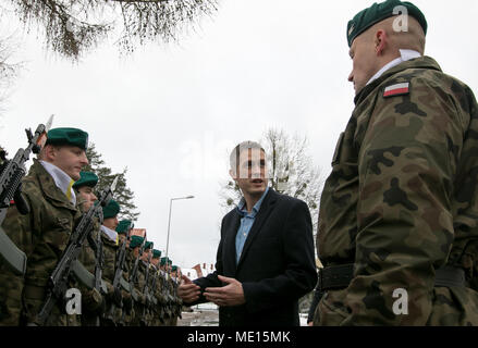 Des soldats polonais du 1er Bataillon, 15e Brigade mécanisée de bienvenue du ministre de la Défense du Royaume-Uni, le secrétaire à la défense, Gavin Williamson dans Bemowo Piskie, Pologne, le 22 décembre 2017. Ces soldats sont une partie de l'unique groupe de combat, multinationale, composée d'Américains, Britanniques, croate et soldats roumains servir avec la 15e Brigade mécanisée polonaise comme une force de dissuasion dans le nord-est de la Pologne à l'appui de l'OTAN vers l'amélioration de la présence. (U.S. Photo de l'armée par la CPS. Andrew McNeil / 22e Détachement des affaires publiques mobiles) Banque D'Images