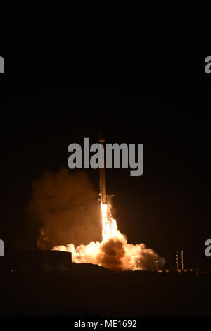 Prise en charge l'équipe de Vandenberg le succès du lancement de la quatrième mission d'Iridium sur une fusée SpaceX Falcon 9 à partir de l'espace complexe de lancement-4 ici vendredi, 22 décembre, à 17 h 27, heure de la côte pacifique. (U.S. Air Force photo de Michael Peterson/libérés) Banque D'Images