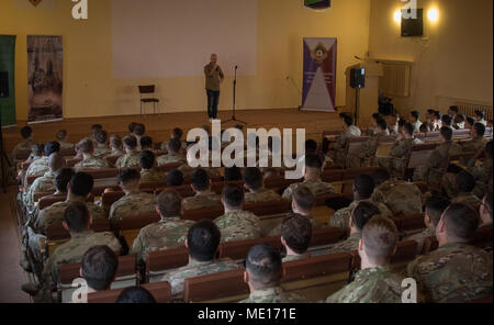 Des soldats américains affectés au 3e Escadron, 2e régiment de cavalerie de regarder un jour de Noël exposition de comédie dans Bemowo Piskie, Pologne, 25 décembre 2017. Ces soldats sont une partie de l'unique groupe de combat, multinationale, composée d'Américains, Britanniques, croate et soldats roumains servir avec la 15e Brigade mécanisée polonaise comme une force de dissuasion dans le nord-est de la Pologne à l'appui de l'OTAN vers l'amélioration de la présence. (U.S. Photo de l'armée par la CPS. Andrew McNeil / 22e Détachement des affaires publiques mobiles) Banque D'Images