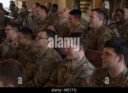 Des soldats américains affectés au 3e Escadron, 2e régiment de cavalerie de regarder un jour de Noël exposition de comédie dans Bemowo Piskie, Pologne, 25 décembre 2017. Ces soldats sont une partie de l'unique groupe de combat, multinationale, composée d'Américains, Britanniques, croate et soldats roumains servir avec la 15e Brigade mécanisée polonaise comme une force de dissuasion dans le nord-est de la Pologne à l'appui de l'OTAN vers l'amélioration de la présence. (U.S. Photo de l'armée par la CPS. Andrew McNeil / 22e Détachement des affaires publiques mobiles) Banque D'Images