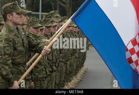 Des soldats croates dans un stand accueillant la formation de ministre de la défense et vice-premier ministre de la Croatie Damir dans Krstičević Bemowo Piskie, Pologne, le 28 décembre, 2017. La Pologne est un groupe de combat, l'unique groupe de combat multinationale, composée d'Américains, Britanniques, croate et soldats roumains servir avec la 15e Brigade mécanisée polonaise comme une force de dissuasion dans le nord-est de la Pologne à l'appui de l'OTAN vers l'amélioration de la présence. (U.S. Photo de l'armée par la CPS. Andrew McNeil / 22e Détachement des affaires publiques mobiles) Banque D'Images