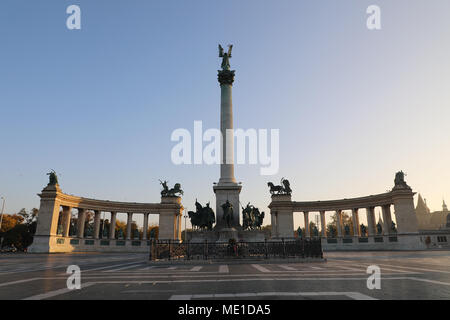 Place des Héros, Budapest Hongrie Statues de types et d'image Banque D'Images