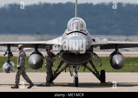 Un chef d'équipe de la 180e Escadre de chasse, Ohio Air National Guard, prépare l'un des F-16 de l'unité "Fighting Falcon" de fermer après que l'avion arrive à la base de la Garde nationale aérienne du Kentucky à Louisville, Ky., Avril 19, 2018, en préparation de la Thunder over Louisville air show le 21 avril. La California Air Guard est une fois de plus servir de base d'opérations pour des dizaines d'avions militaires participant à l'émission, la prestation de maintenance et soutien logistique. (U.S. Photo de la Garde nationale aérienne par le Lieutenant-colonel Dale Greer) Banque D'Images
