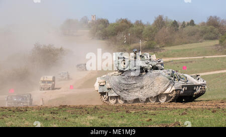 Des soldats américains affectés au 1er Bataillon du 63e régiment de blindés, 2ème Armored Brigade Combat Team, 1re Division d'infanterie, effectuer une rupture avec un véhicule de combat Bradley M3 pendant les résoudre X Exercice de tir réel à Grafenwoehr, Allemagne, le 19 avril 2018. L'Évaluation militaire interarmées (JWA) aide à l'armée d'évaluer des concepts émergents, intégrer de nouvelles technologies, et de promouvoir l'interopérabilité au sein de l'armée, avec d'autres services, les alliés des États-Unis, et d'autres partenaires de la coalition. JWA est le seul lieu d'exercice de l'évaluation 27 des concepts et des capacités tout en alignant avec l'Europe et l'état de préparation de l'armée américaine oth Banque D'Images