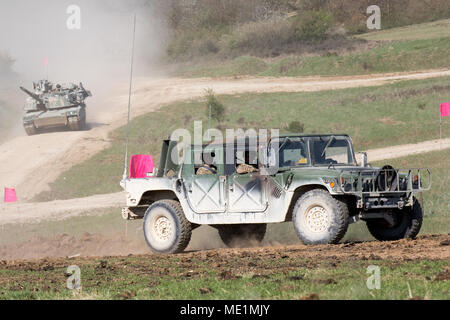 Des soldats américains affectés au 1er Bataillon du 63e régiment de blindés, 2ème Armored Brigade Combat Team, 1re Division d'infanterie, procéder à une rupture avec une Humvee pendant les résoudre X Exercice de tir réel à Grafenwoehr, Allemagne, le 19 avril 2018. L'Évaluation militaire interarmées (JWA) aide à l'armée d'évaluer des concepts émergents, intégrer de nouvelles technologies, et de promouvoir l'interopérabilité au sein de l'armée, avec d'autres services, les alliés des États-Unis, et d'autres partenaires de la coalition. JWA est le seul lieu d'exercice de l'évaluation 27 des concepts et des capacités tout en alignant avec l'Europe de l'armée américaine et d'autres exercices de préparation des composants Banque D'Images