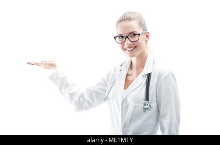 Portrait of a young Beautiful woman doctor holding produit isolé sur blanc. Banque D'Images