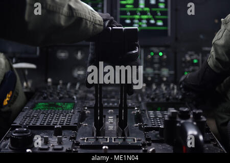 Royal Australian Air Force Flight Lieutenant Nina Charpentier, 37e pilote de l'escadron, le Lieutenant de vol et Eleanor Bradshaw, 37e Escadron copilot, préparez-vous au décollage le 13 avril 2018, à la base aérienne de Little Rock, Ark. Carpenter et Bradshaw a volé leur équipage à Alexandria, Louisiane, à participer à l'exercice multinational interarmées Drapeau vert Little Rock 18-06. (U.S. Air Force photo par un membre de la 1re classe Kristine M. Gruwell) Banque D'Images