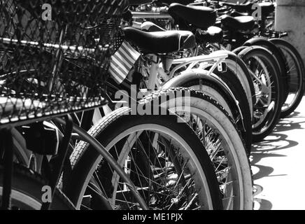 Des vélos en stationnement le 4 juillet Banque D'Images