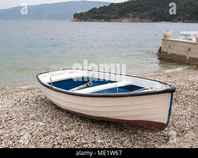 Un petit bateau dans le port de Valun (île de Cres, Croatie) sur un jour nuageux au printemps Banque D'Images