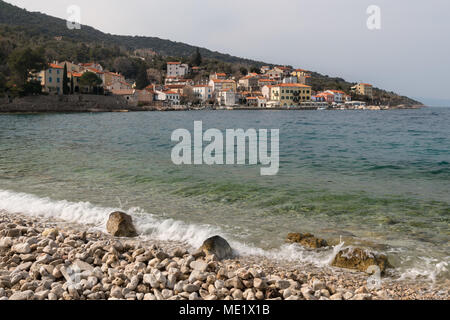 La plage de Valun (île de Cres, Croatie) sur un jour nuageux au printemps Banque D'Images