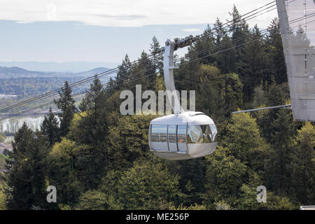 Portland Aerial Tram (Tram OHSU) entre le quartier du front sud de la ville et de la principale Oregon Health & Science University (OHSU) campus Banque D'Images