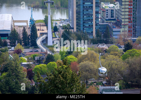 Portland Aerial Tram (Tram OHSU) entre le quartier du front sud de la ville et de la principale Oregon Health & Science University (OHSU) campus Banque D'Images