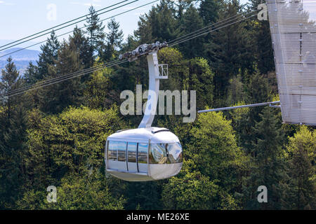 Portland Aerial Tram (Tram OHSU) entre le quartier du front sud de la ville et de la principale Oregon Health & Science University (OHSU) campus Banque D'Images