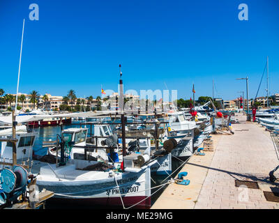 Port avec bateaux de pêche, Colonia de Sant Jordi, Majorque, Îles Baléares, Espagne Banque D'Images